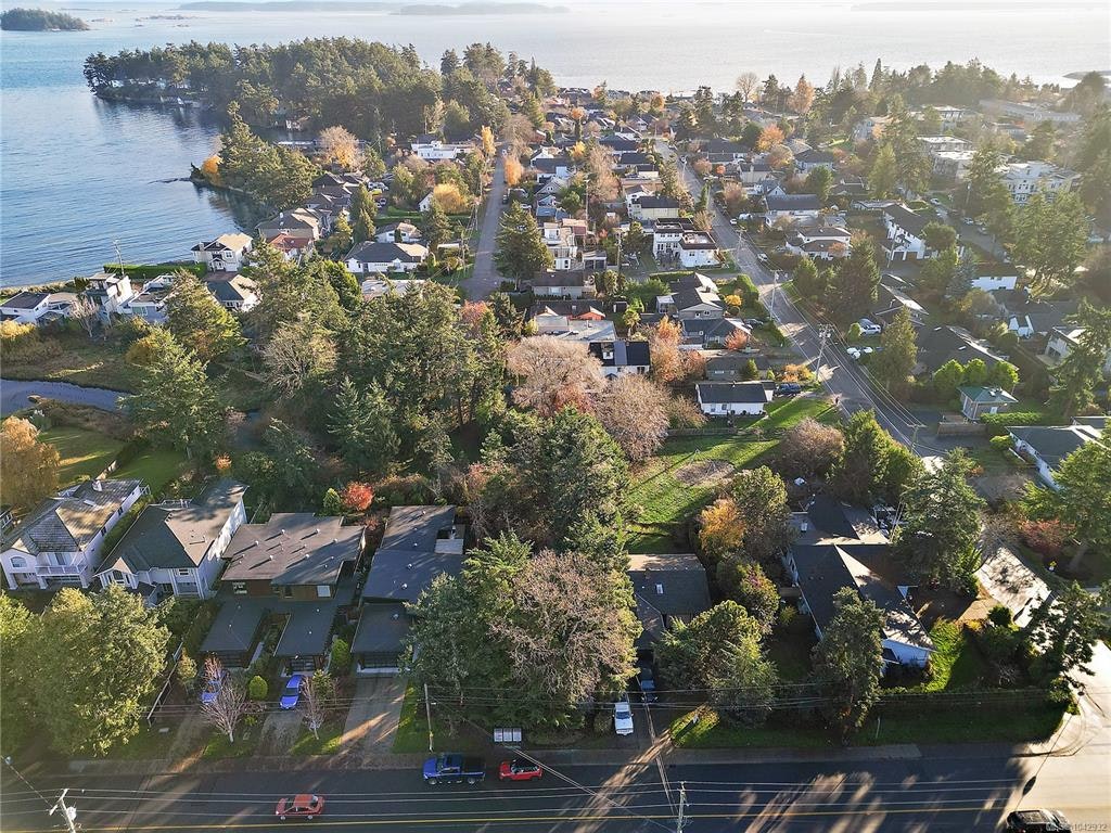 10211 Resthaven Drive, Sidney, BC, V8L 3H2 - 14