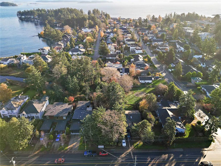 10211 Resthaven Drive, Sidney, BC, V8L 3H2 - 14