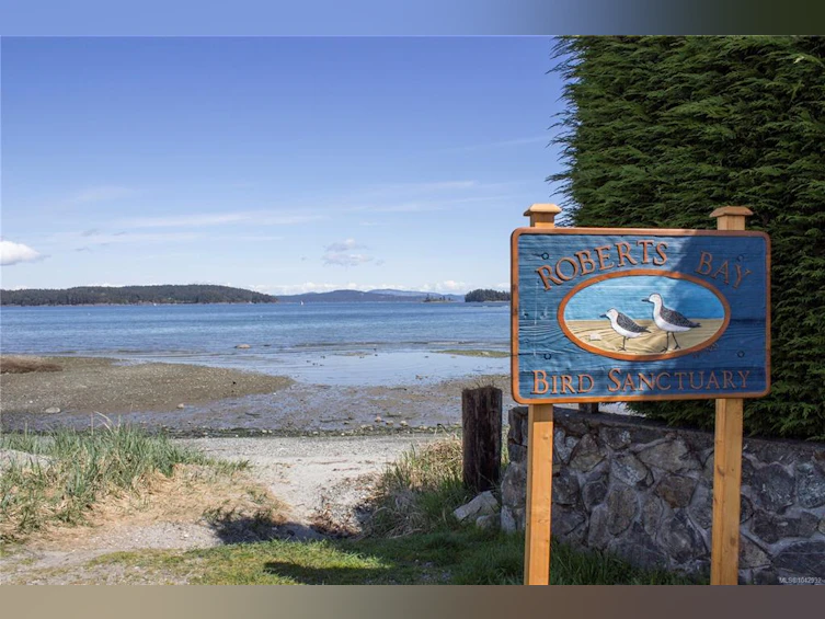 10211 Resthaven Drive, Sidney, BC, V8L 3H2 - 29