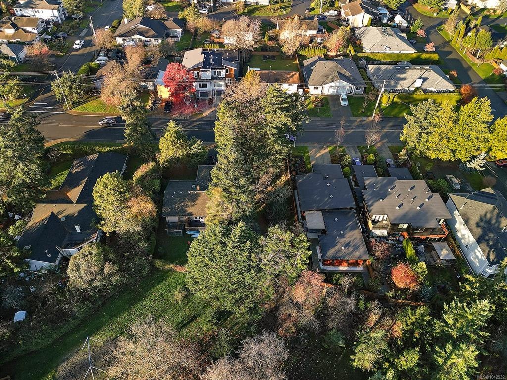 10211 Resthaven Drive, Sidney, BC, V8L 3H2 - 10