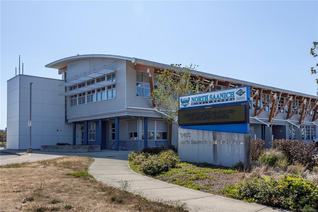 10211 Resthaven Drive, Sidney, BC, V8L 3H2 - 30