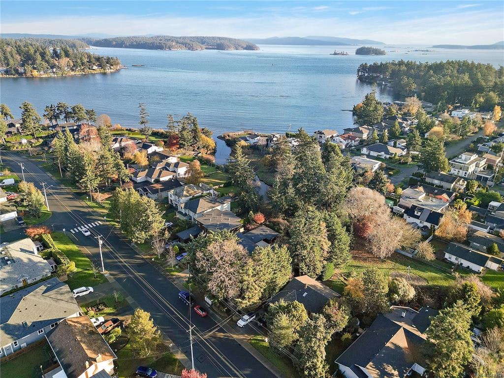 10211 Resthaven Drive, Sidney, BC, V8L 3H2 - 18