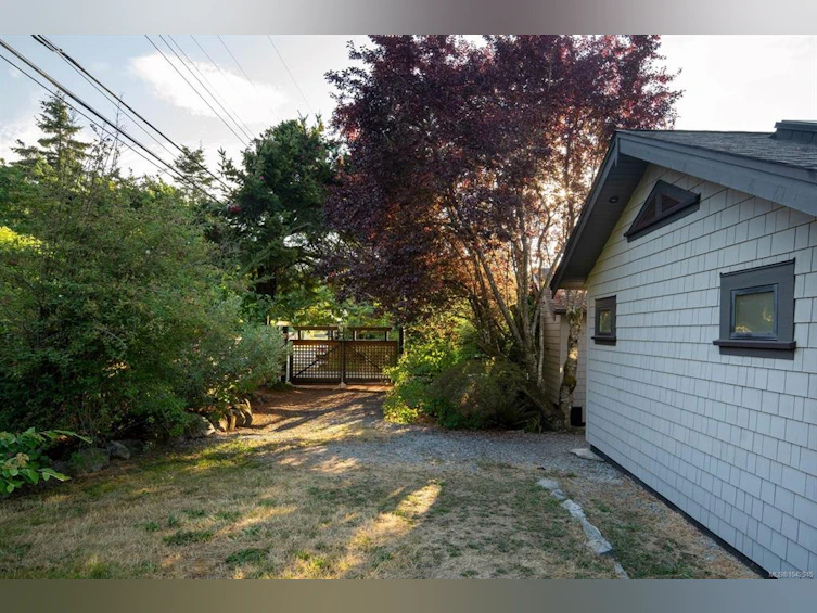 10994 Madrona Drive, North Saanich, BC, V8L 5R7 - 33