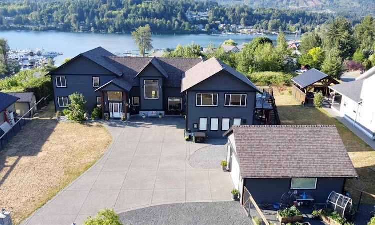 213 Tal Crescent