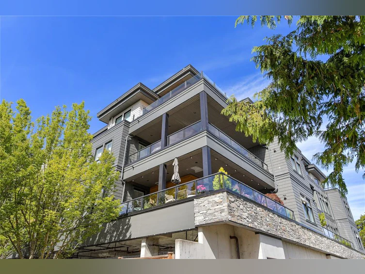401-9710 Fourth Street, Sidney, BC, V8L 2Y7
