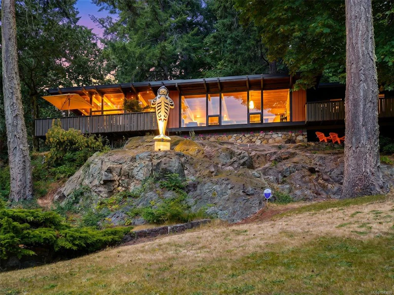 945 Deerwood Place, Saanich BC V8Y 1B2