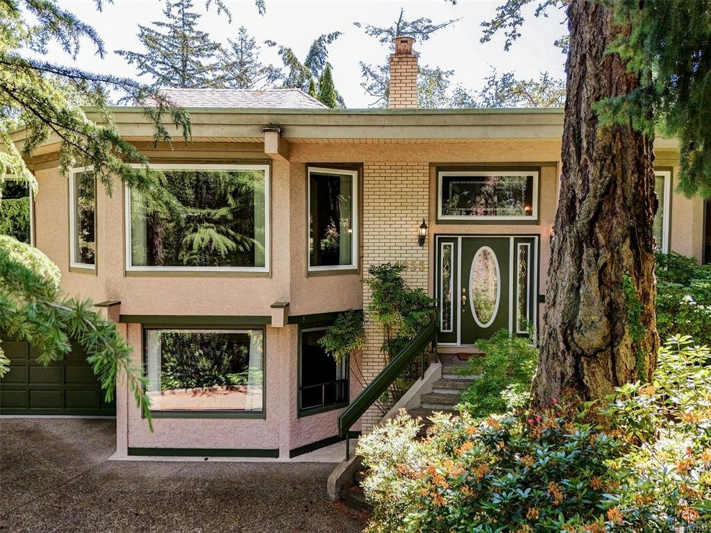 1055 Thistlewood Drive, Saanich, BC, V8X 4V7