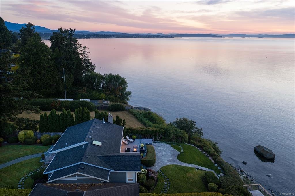 8585 Lochside Drive, North Saanich, BC, V8L 1M5