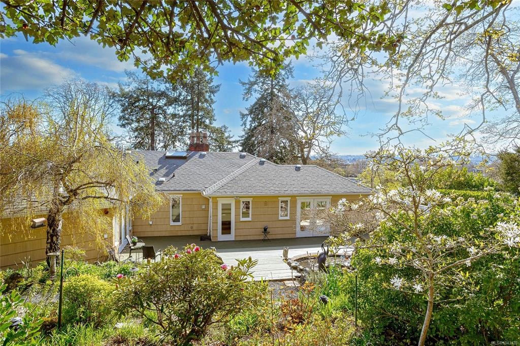 1184 Clovelly Terrace, Saanich, BC, V8P 1V6