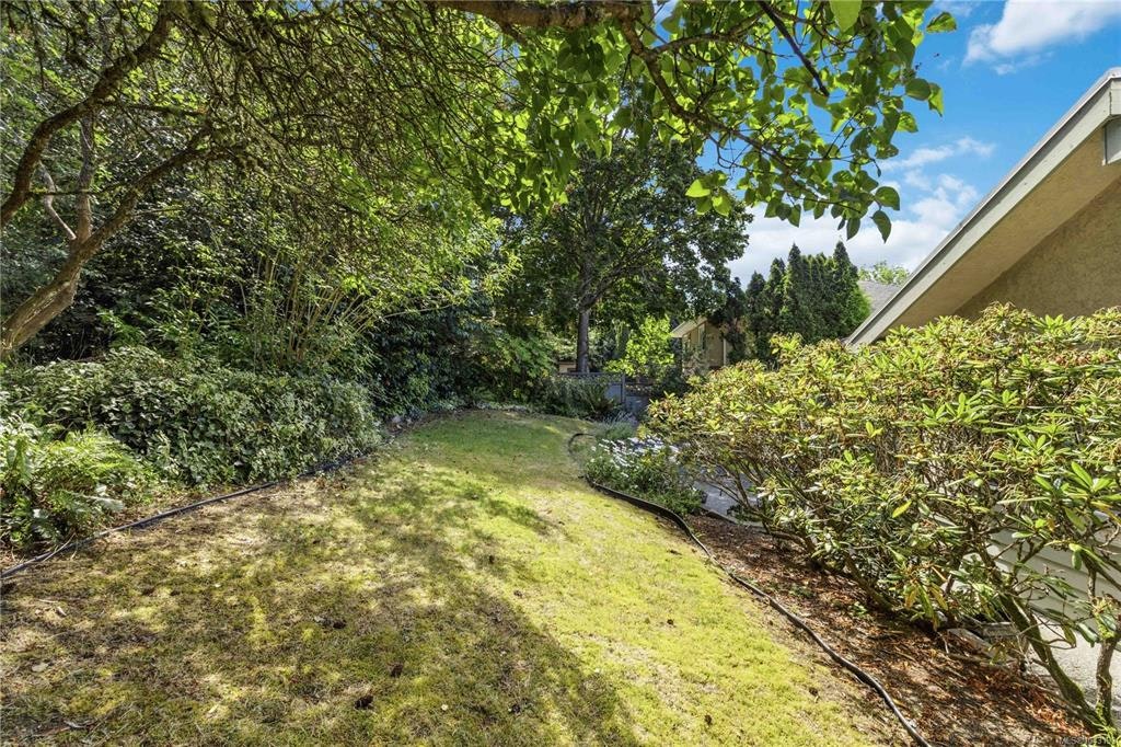 4343 Emily Carr Drive, Saanich, BC, V8X 5E4 - 39