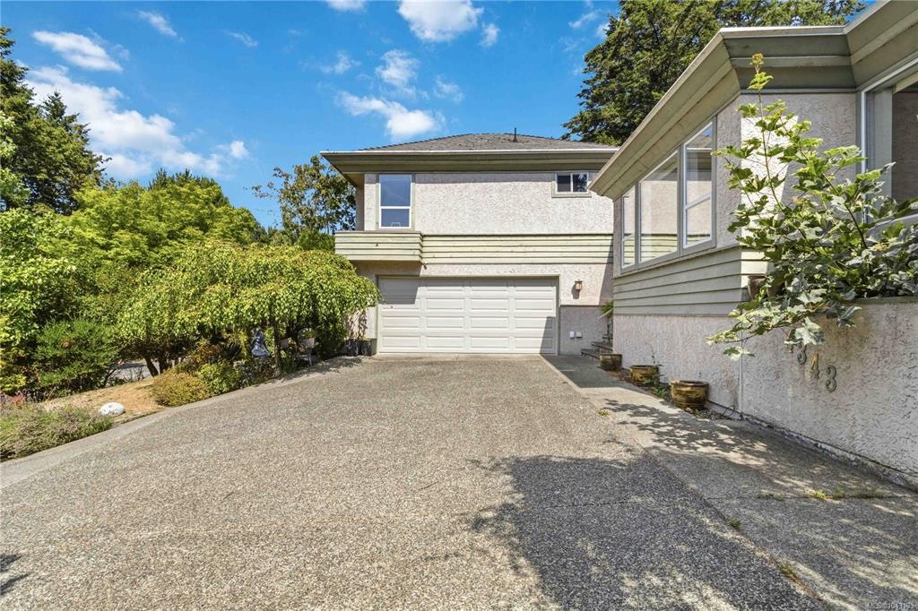 4343 Emily Carr Drive, Saanich, BC, V8X 5E4 - 32