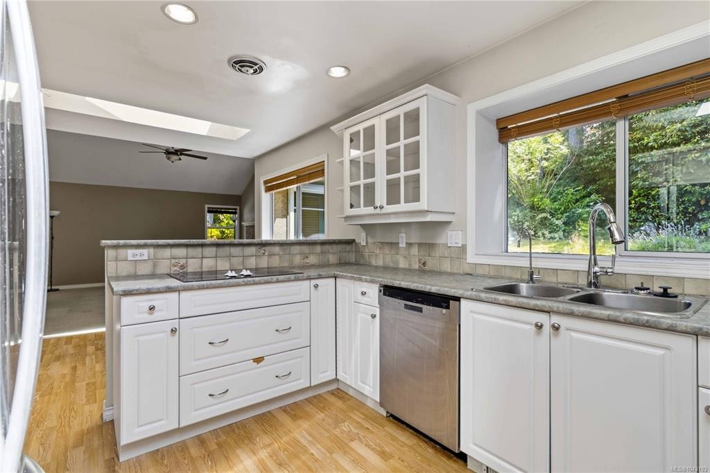 4343 Emily Carr Drive, Saanich, BC, V8X 5E4 - 12