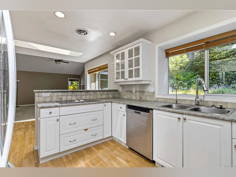 4343 Emily Carr Drive, Saanich, BC, V8X 5E4 - 12