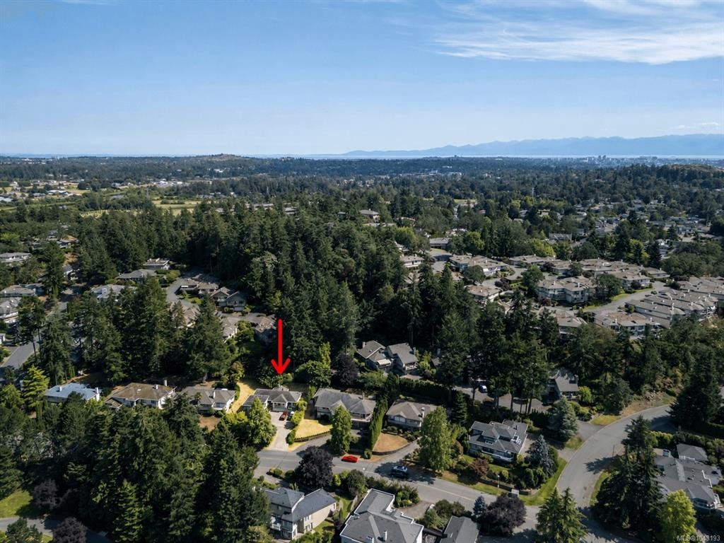 4343 Emily Carr Drive, Saanich, BC, V8X 5E4 - 43