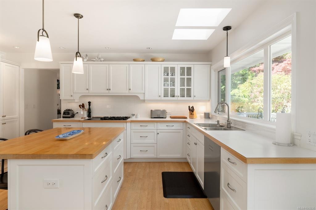 2944 Tudor Avenue, Saanich, BC, V8N 1M1 - 16
