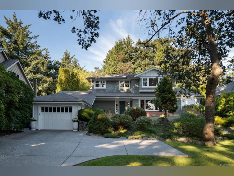 2944 Tudor Avenue, Saanich, BC, V8N 1M1 - 2