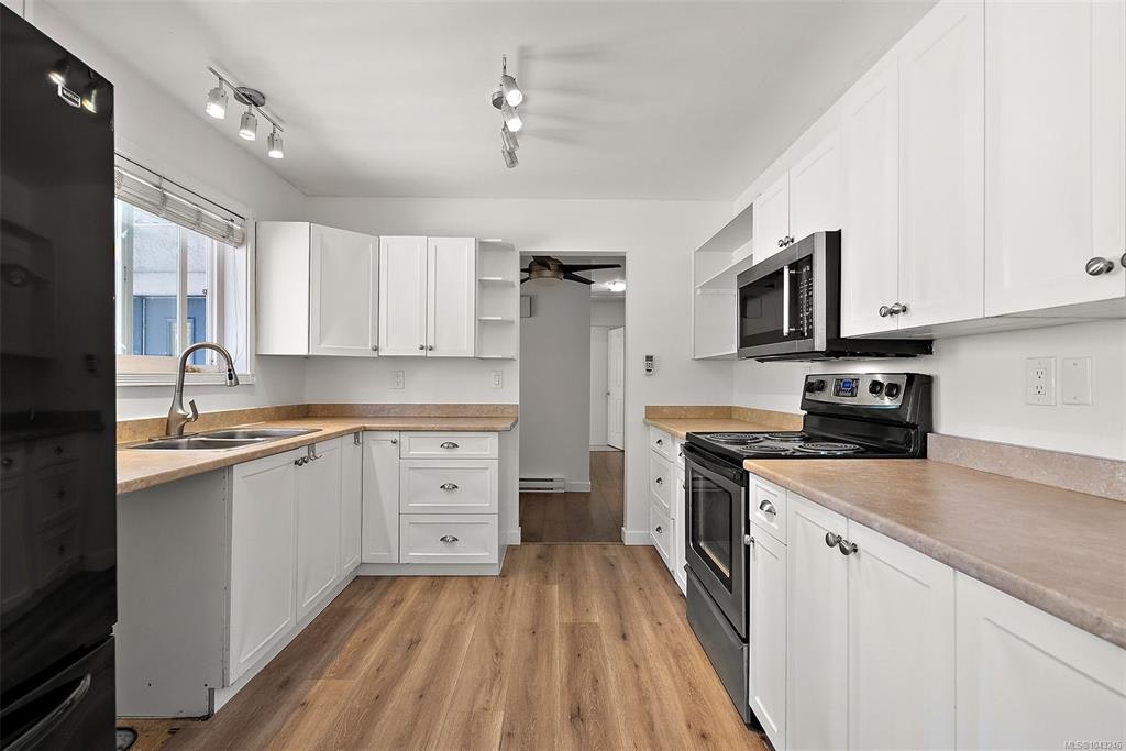 1224 Mariposa Avenue, Saanich, BC, V8Z 6P4 - 6