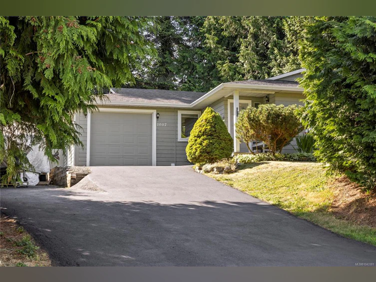 1007 Centre Crescent, Qualicum Beach, BC, V9K 2G6