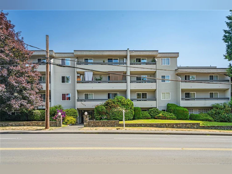 209-3235 Quadra Street, Saanich, BC, V8X 1G4