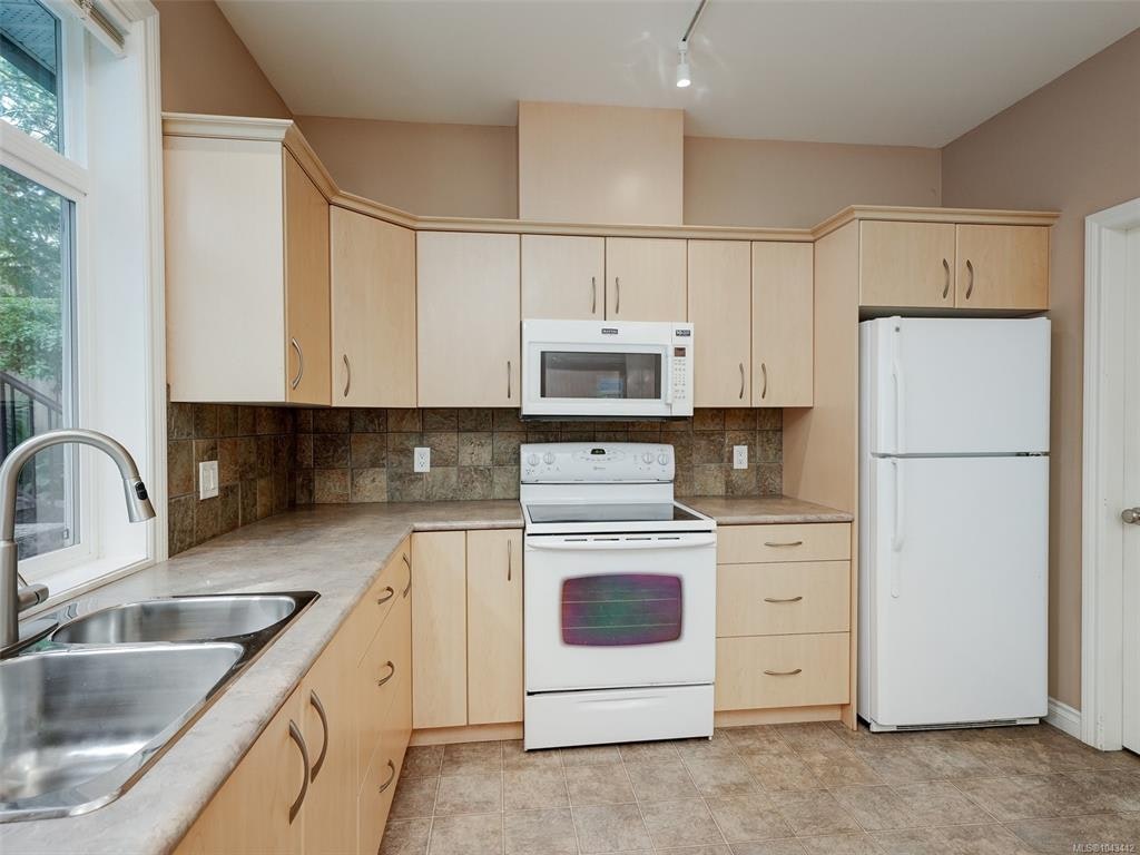 809 Rogers Way, Saanich, BC, V8X 5L1 - 10