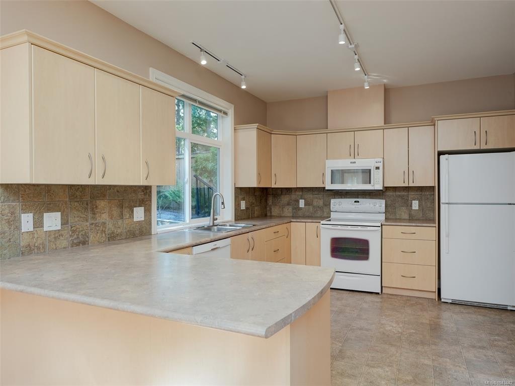 809 Rogers Way, Saanich, BC, V8X 5L1 - 8