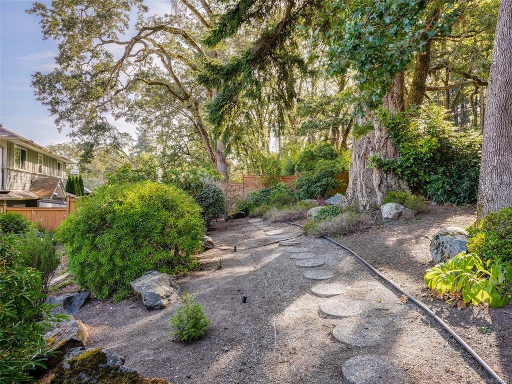 809 Rogers Way, Saanich, BC, V8X 5L1 - 31