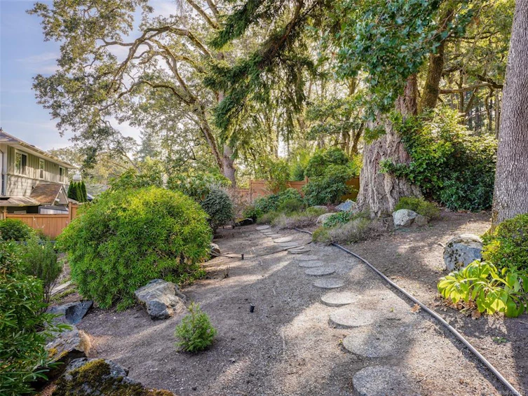 809 Rogers Way, Saanich, BC, V8X 5L1 - 31
