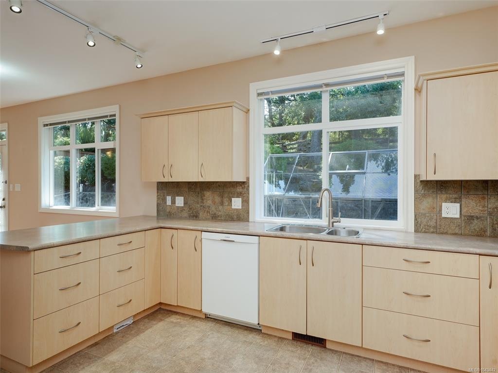 809 Rogers Way, Saanich, BC, V8X 5L1 - 9