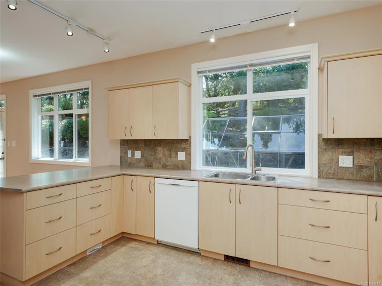 809 Rogers Way, Saanich, BC, V8X 5L1 - 9