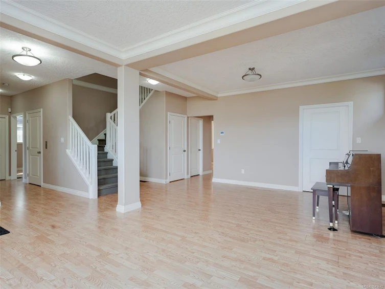 809 Rogers Way, Saanich, BC, V8X 5L1 - 5