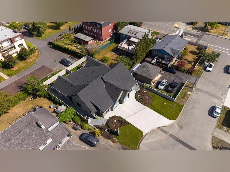 10013 Chicory Place, Sidney, BC, V8L 3N6 - 33