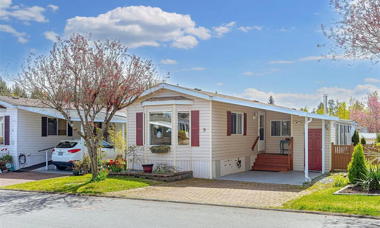 9-7583 Central Saanich Road
