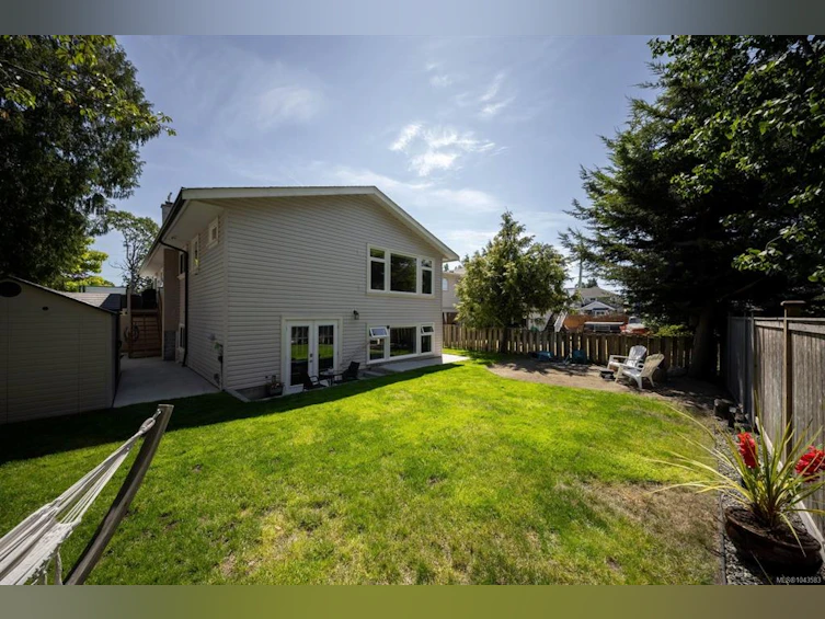 10206 Almond Street, Sidney, BC, V8L 3N3 - 36