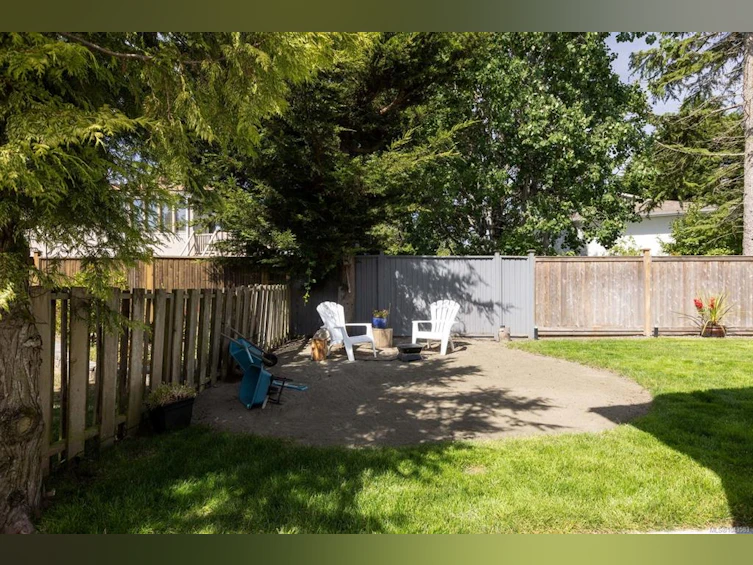 10206 Almond Street, Sidney, BC, V8L 3N3 - 31