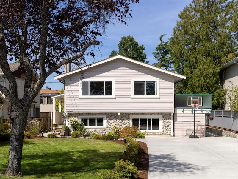10206 Almond Street, Sidney BC V8L 3N3