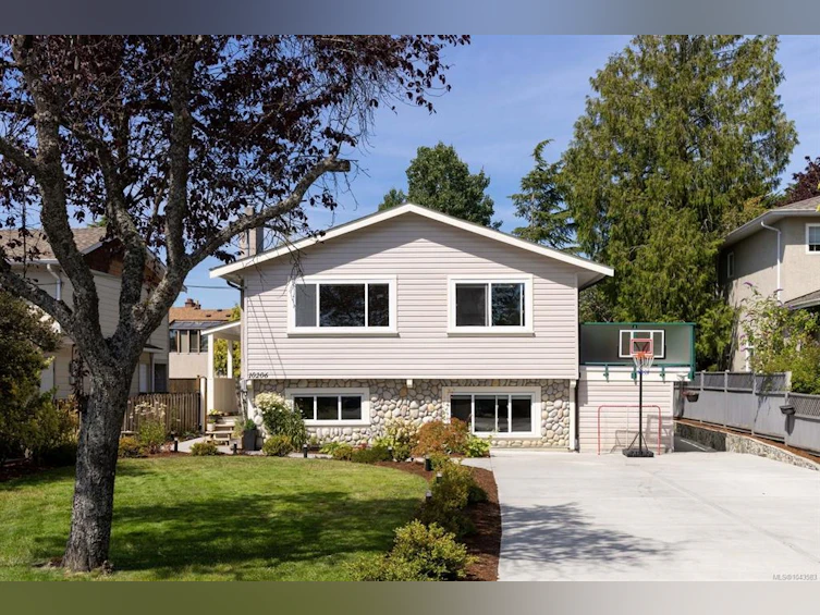 10206 Almond Street, Sidney, BC, V8L 3N3