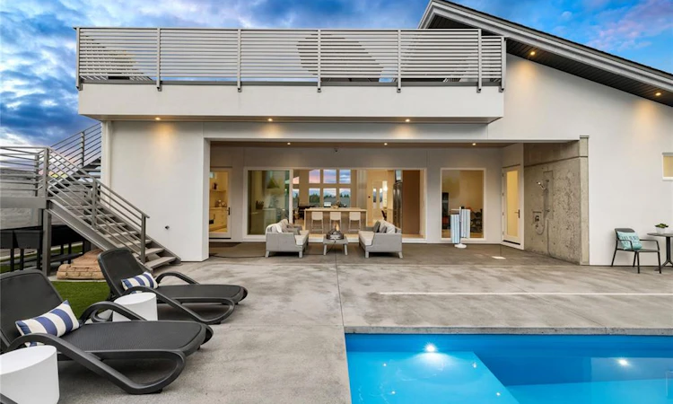 156 Golden Oaks Crescent