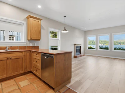 401-1971 Harbour Drive - 5