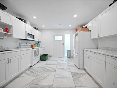 5334 Georgiaview Crescent - 3