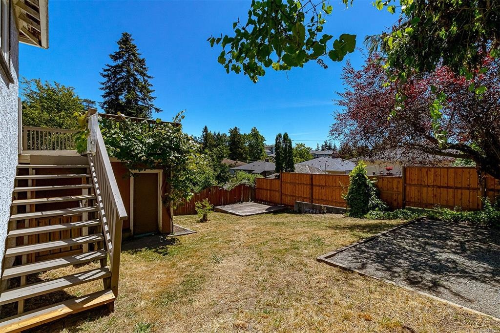 881 Leslie Drive, Saanich, BC, V8X 2Y3 - 39