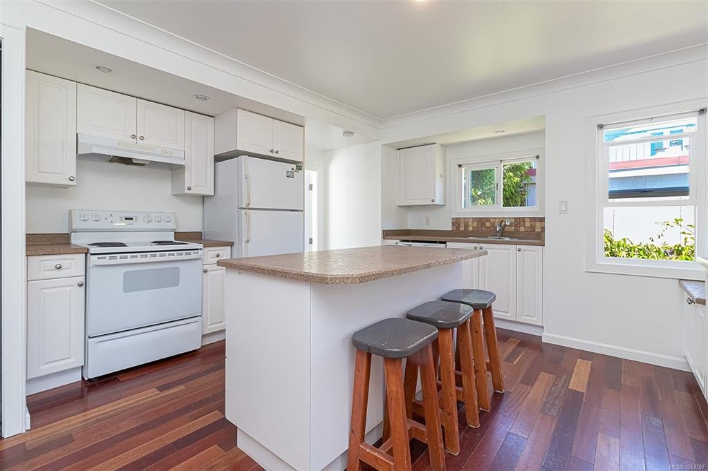 881 Leslie Drive, Saanich, BC, V8X 2Y3 - 9