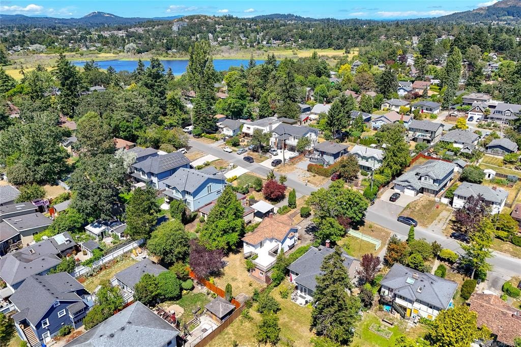 881 Leslie Drive, Saanich, BC, V8X 2Y3 - 43