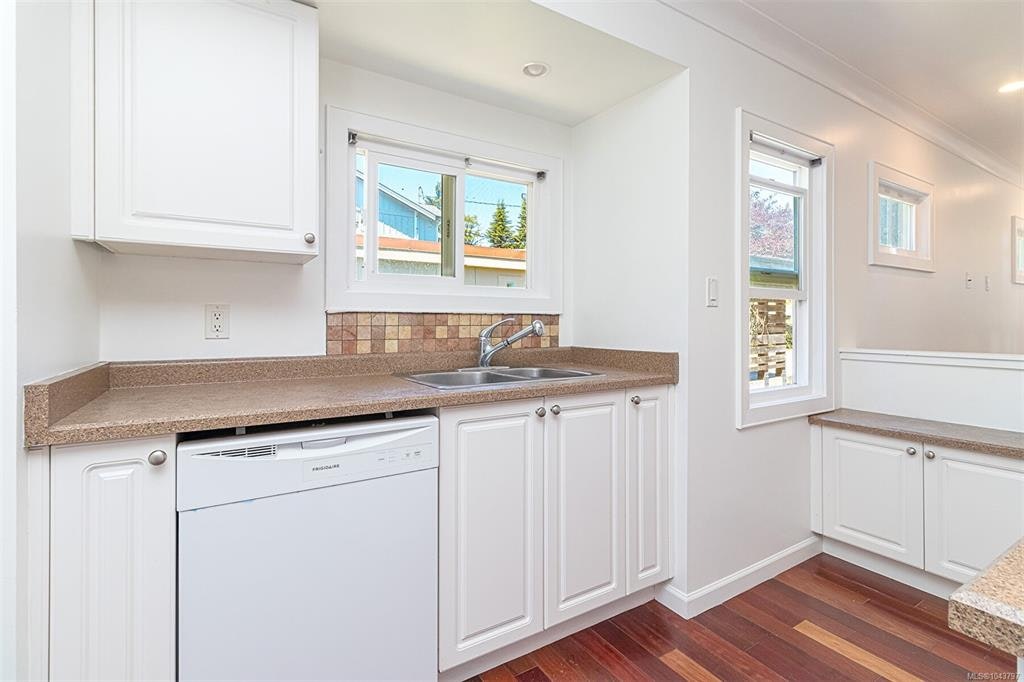 881 Leslie Drive, Saanich, BC, V8X 2Y3 - 12