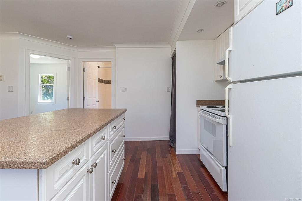 881 Leslie Drive, Saanich, BC, V8X 2Y3 - 10