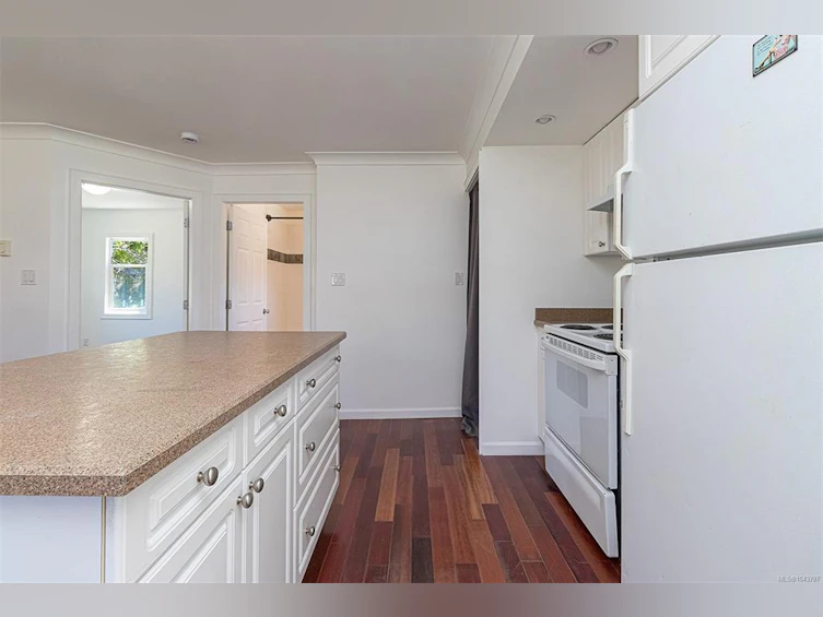 881 Leslie Drive, Saanich, BC, V8X 2Y3 - 10