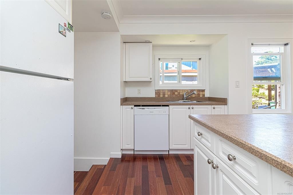 881 Leslie Drive, Saanich, BC, V8X 2Y3 - 11