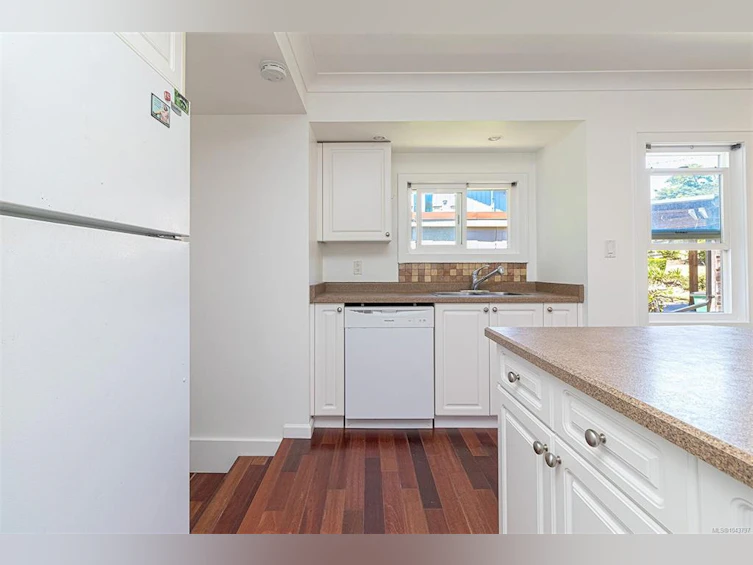 881 Leslie Drive, Saanich, BC, V8X 2Y3 - 11