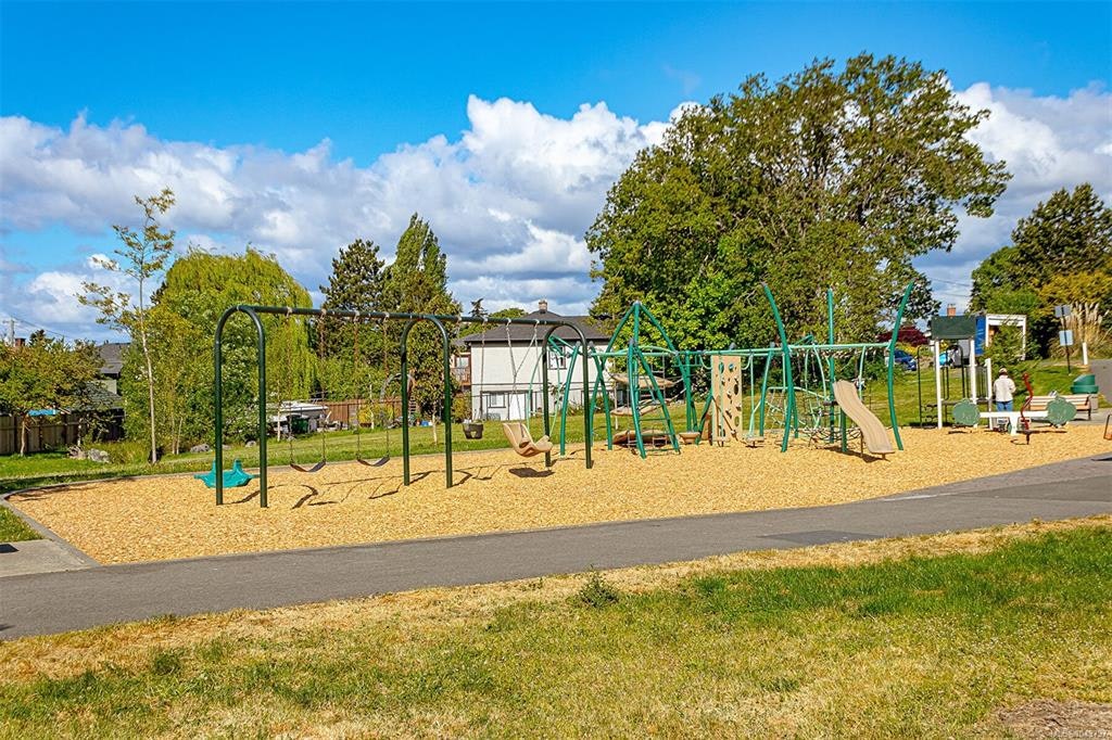 881 Leslie Drive, Saanich, BC, V8X 2Y3 - 53
