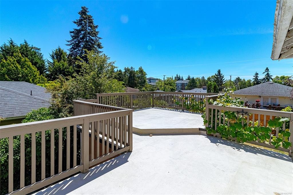 881 Leslie Drive, Saanich, BC, V8X 2Y3 - 32