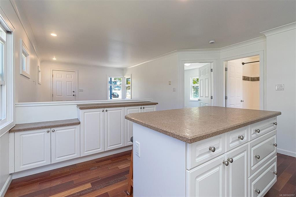 881 Leslie Drive, Saanich, BC, V8X 2Y3 - 13